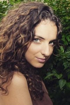Camille Lavabre interpreta New Year's day girl