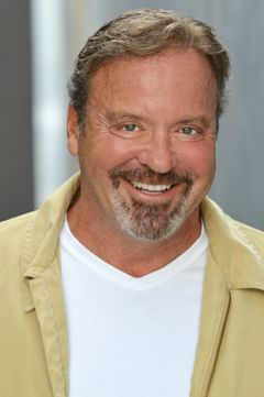 Ron Kologie interpreta Ian Dale