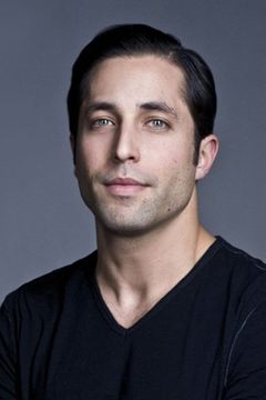 Brett Ryan interpreta Arnold