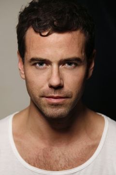 Joseph Beattie interpreta Anthony Blanche