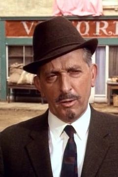 Richard Warner interpreta Harrington