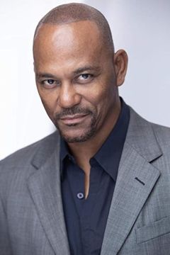Lazarus Jackson interpreta Discharge Officer
