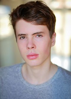 Lukas Rolfe interpreta Hitler Youth #1