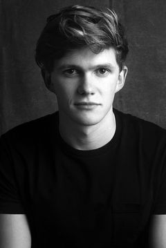 Tom Prior interpreta Robert Hawking (Age 17)