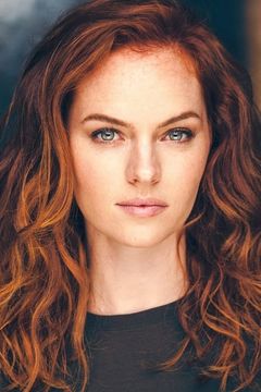 Lacey Hannan interpreta Angela