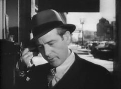 John Mylong interpreta Colonel Duval