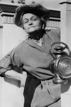 Elizabeth Slifer interpreta Mrs. Healy (Uncredited)