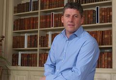 Andy Townsend interpreta Football Announcer