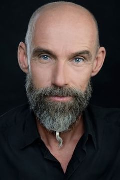 Julien Blaschke interpreta Burley Russian