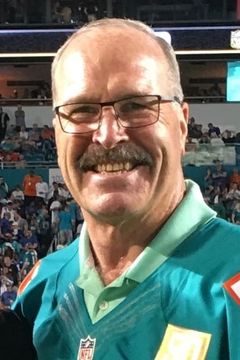 Kim Bokamper interpreta Miami Dolphin