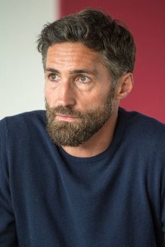 Benjamin Sadler interpreta Andreas Müller