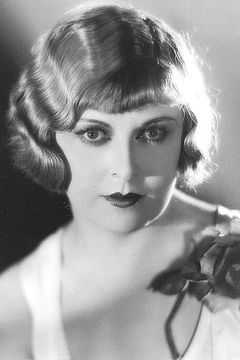 Gertrude Astor interpreta Extra (uncredited)