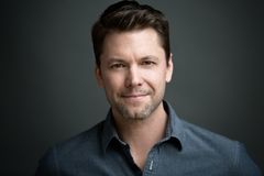 Nathan Anderson interpreta F-18 Pilot