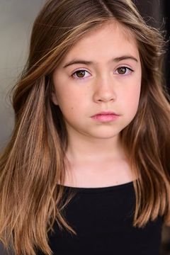 Charley Rowan McCain interpreta Maxine Miller