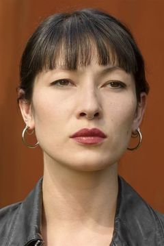 Lou Justine Moua Nédellec interpreta London Dinner Guest