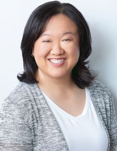Christine Mao interpreta Female Police Officer