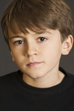 Duncan Joiner interpreta Zach
