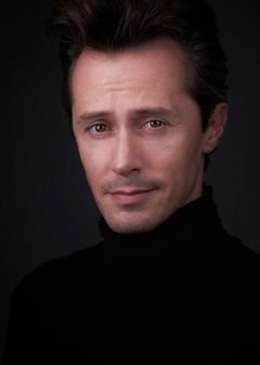 Jason Mulcahy interpreta The Maître D