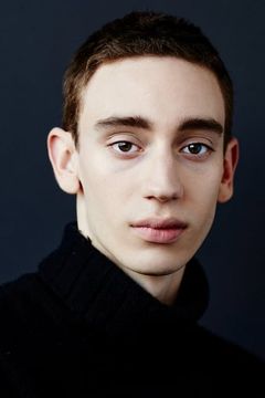 Théodore Pellerin interpreta Antoine (age 16-22)