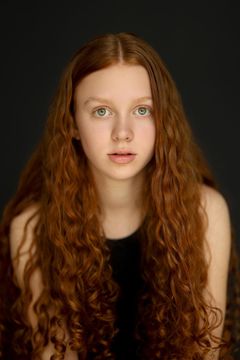 Bella Grace interpreta Flower Girl (Uncredited)