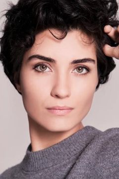 Tuba Büyüküstün interpreta Neval