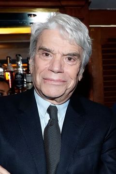Bernard Tapie interpreta Benoit Blanc