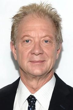 Jeff Perry interpreta Cyrus Beene