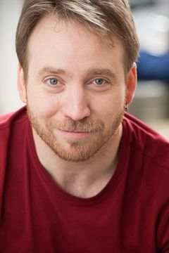 Trevor Devall interpreta Man Cat (voice)