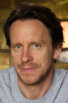 Simon Chadwick interpreta Carlisle Messenger