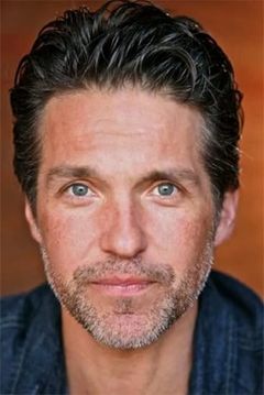 Michael Powers interpreta Additional Voice (voice)