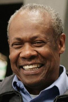 Hugh Dane interpreta Howard