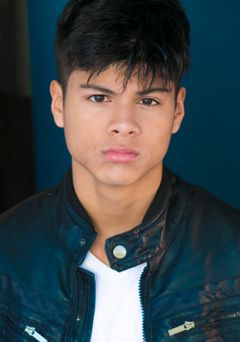 Tyler Silva interpreta Carlos Sanchez