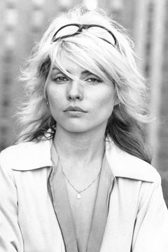 Debbie Harry interpreta Nicki Brand