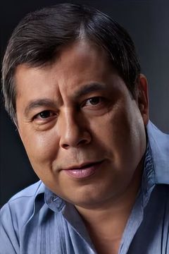 Fernando Manzano interpreta Desk Sergeant