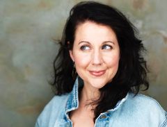 Meg Schaab interpreta O'Malley Sister (uncredited)