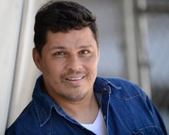 Daniel Garza interpreta Maxim Party Goer - Mariachi