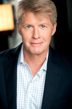 Gary Hershberger interpreta Mike Nelson
