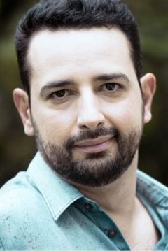 Rafael Raposo interpreta Gomes