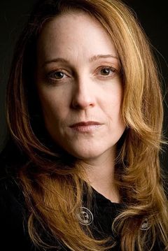 Jyn Hall interpreta Ray Budds' Sister (uncredited)
