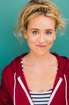 Nilla Elizabeth Watkins interpreta TV Newscaster