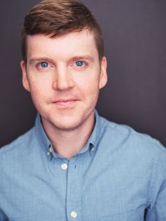 Steven Conroy interpreta Audience Member (uncredited)