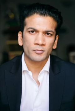 Raja Sethi interpreta Rifat