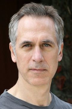 Tom Amandes interpreta Harold Abbott