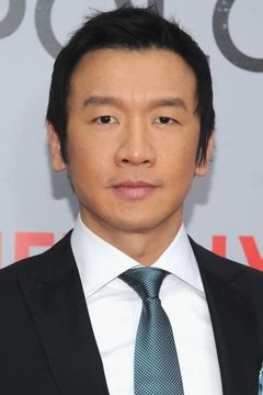Chin Han interpreta Dr. Lee