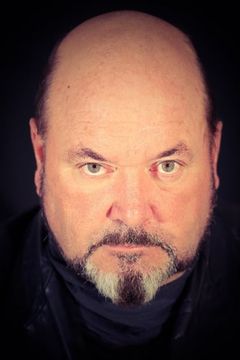 Sion Tudor Owen interpreta Hotchkiss
