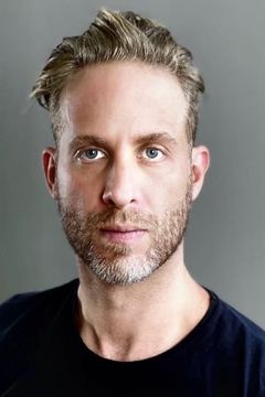 Jonathan Lev interpreta Airline Employee
