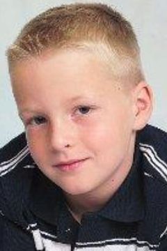 Zachary Benes interpreta Joey Jr.