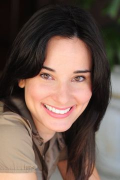Alison Becker interpreta Financial News Anchor