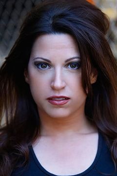 Michelle Romano interpreta Mary