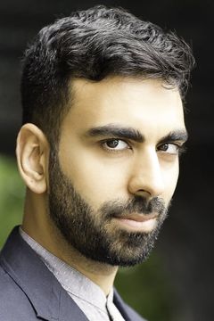 Waleed Akhtar interpreta Policeman